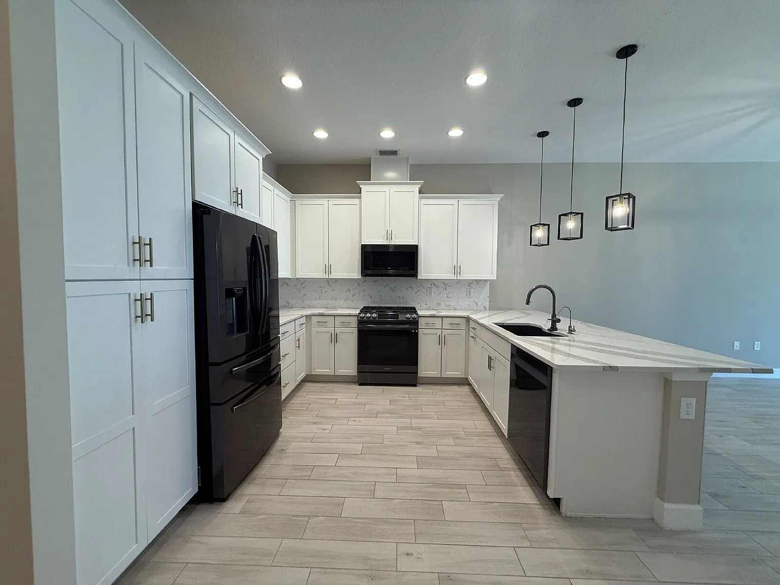 3 bed, 2.0 bath, 1458 sqft, $2,650 — Photo 2