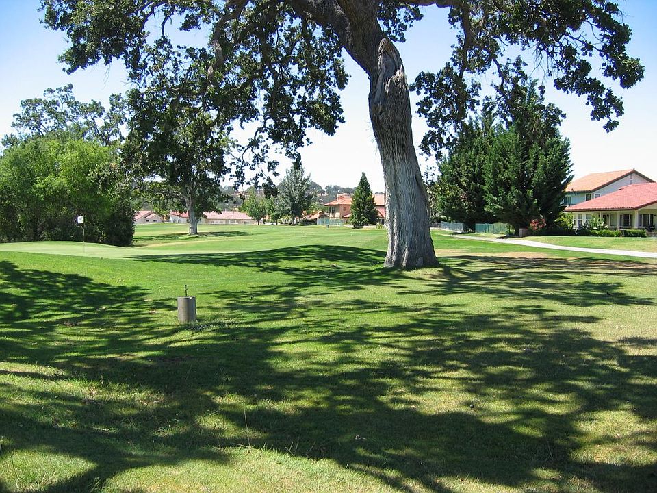 Easy golf cart access to Paso Robles Country Club Golf Course.