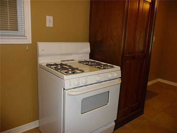 4th image of 860 Oak St
