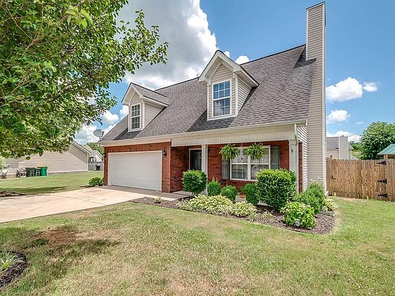 Beautiful Cape Cod on quiet Cul-De-Sac