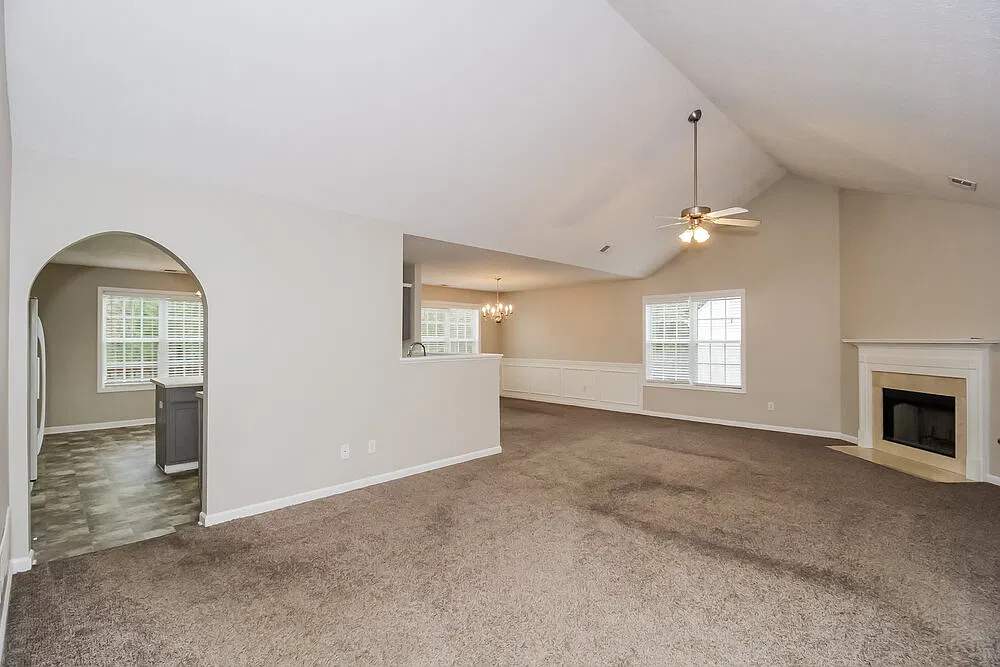 3 bed, 2.0 bath, 1912 sqft, $2,005 — Photo 4
