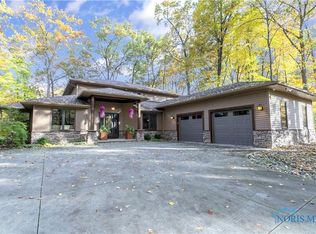 10542 Frankfort Rd, Holland, OH 43528