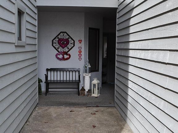 3rd image of 102 Manor Dr