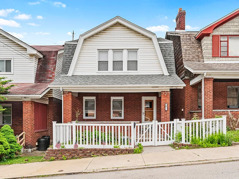 34 Estella Ave — Photo 1