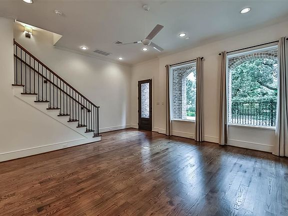 2nd image of 4517 Blossom St