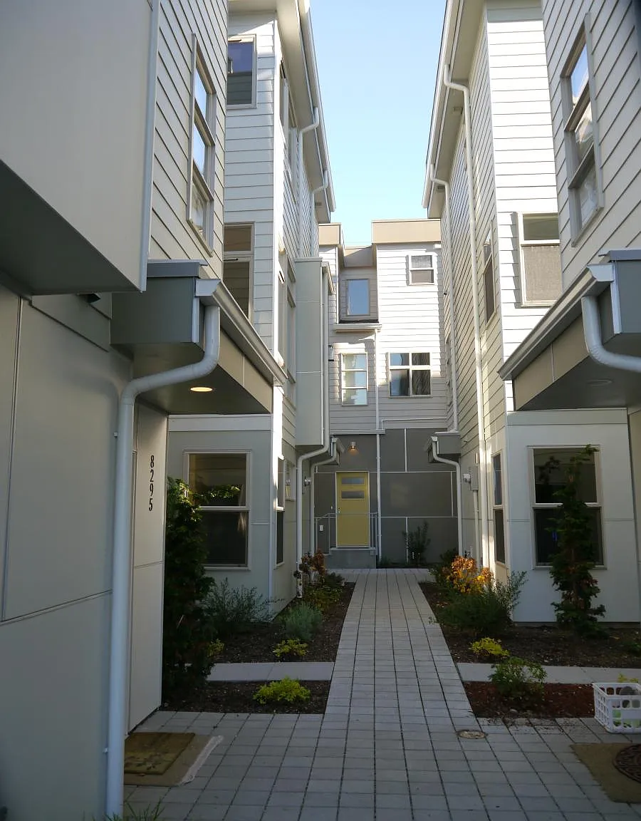 3 bed, 2.5 bath, 1752 sqft, $3,900 — Photo 3