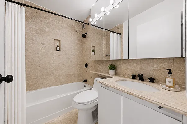 Bathroom, photo 1