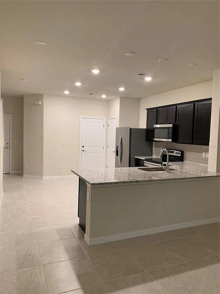 3 bed, 2.5 bath, 1699 sqft, $2,200 — Photo 3