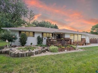 811 SW Wynken Dr, Freeman, SD 57029