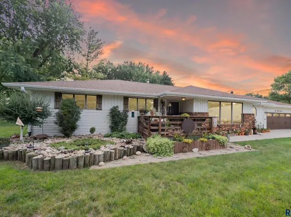 811 SW Wynken Dr, Freeman, SD 57029