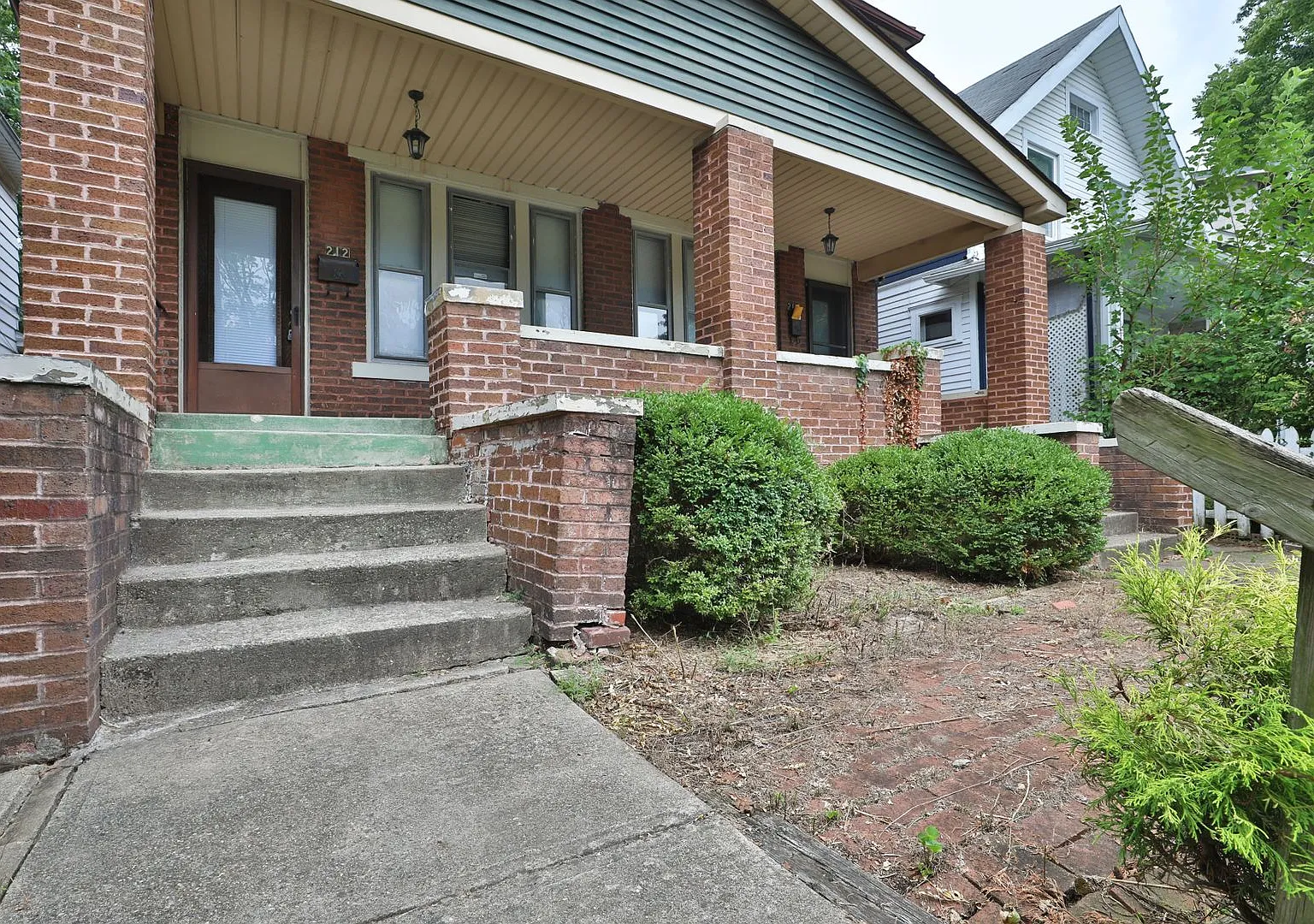 8 Bedroom North Campus Newly Remodeled House with 2 Decks and Patio — Photo 2