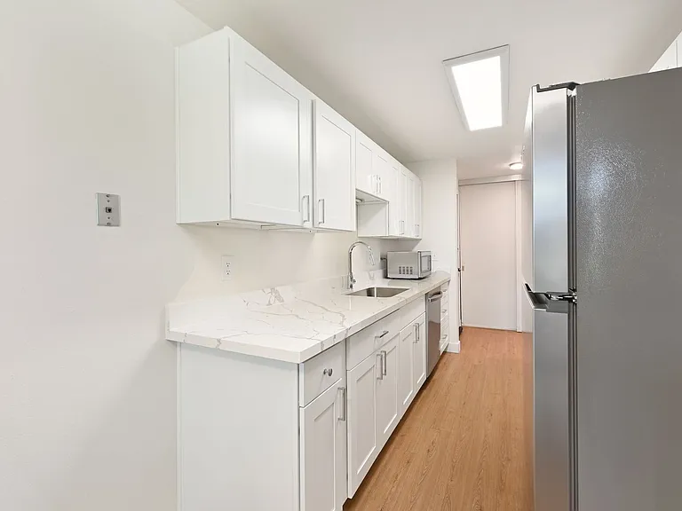 Westwind Apartments — Photo 10