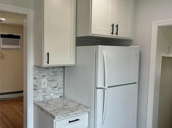 7 W Spruce St, Islip, NY 11751