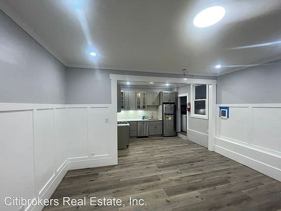 2nd image of 905A Russia Ave