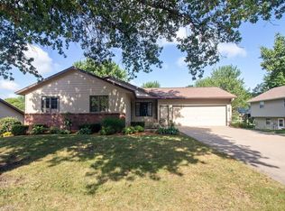 1327 N Prairie St, Pella, IA 50219