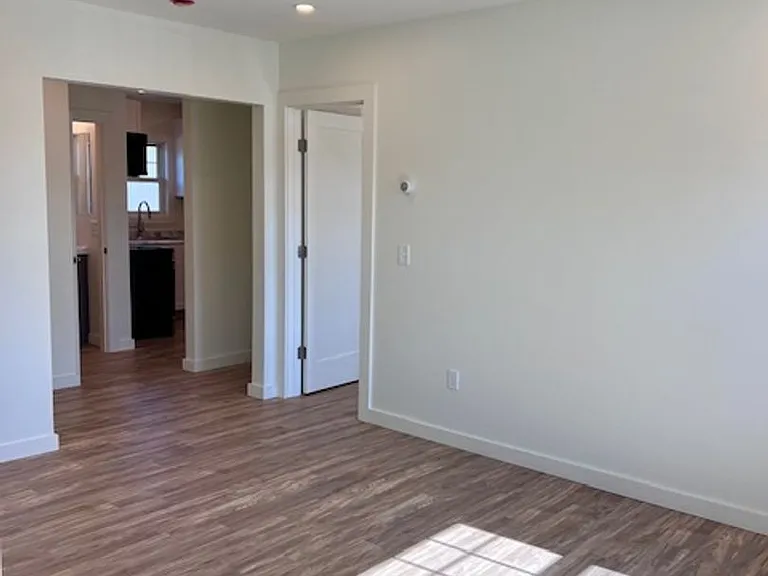 549 Albany Ave — Photo 7