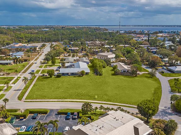 2nd image of 933 & 943 NW Spruce Ridge Drive