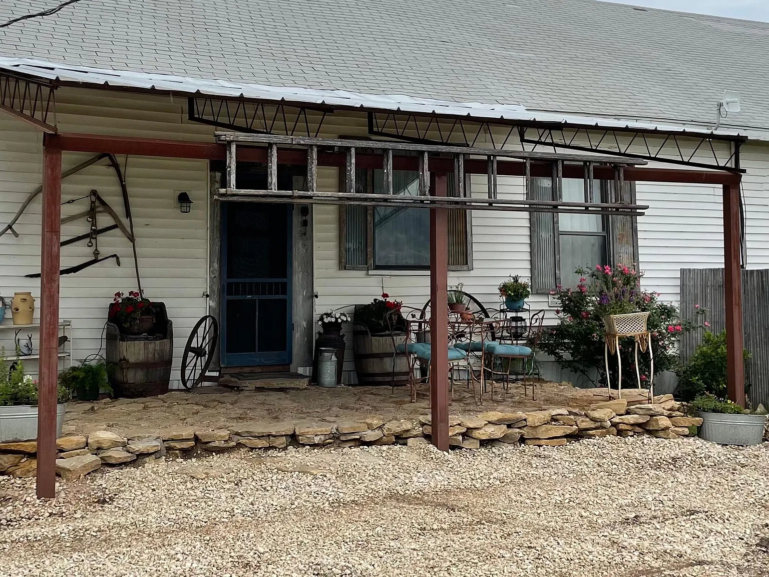 4 bed, 2.5 bath, 1800 sqft, $2,500 — Photo 3