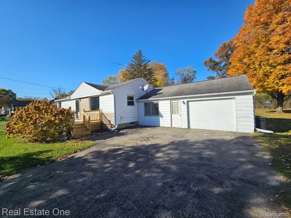 6095 Sandy Ln, Burton, MI 48519