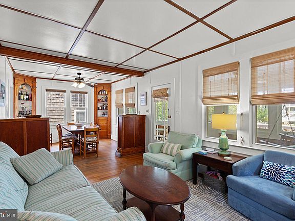 5th image of 118 Parkwood St