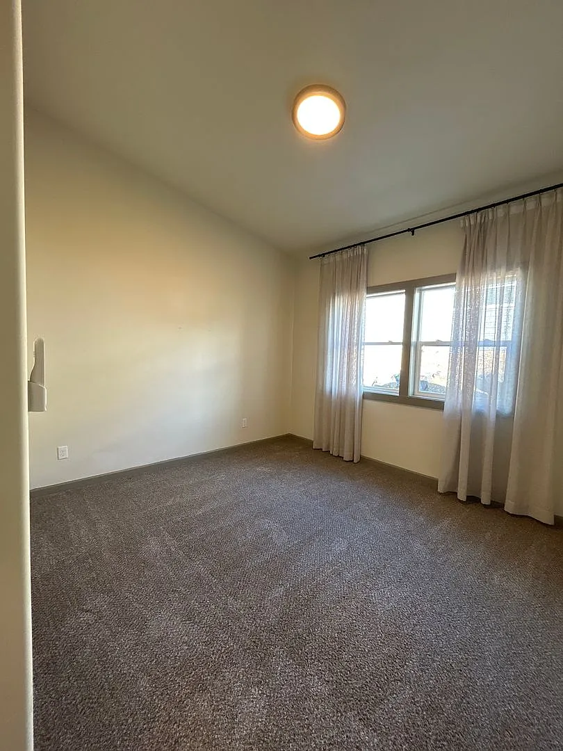 Spacious & Modern Home in Yarrow Community — Photo 4