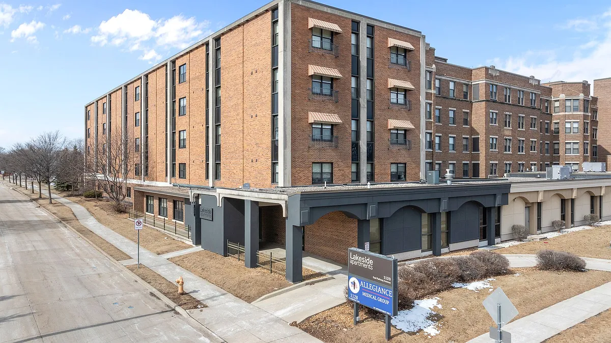 Building Photo - 1120 E Parkway Ave #406