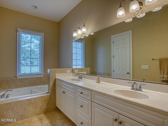 5th image of 8924 Woodcreek Cir