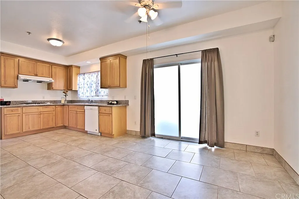 3 bed, 1422 sqft, $3,300 — Photo 4