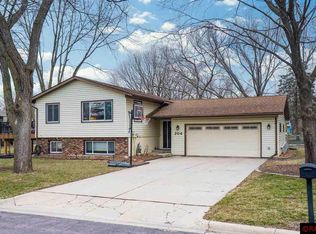 204 Queens Ct, North Mankato, MN 56003