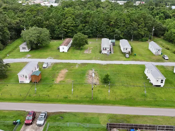 2319 Henderson St, Waveland, MS 39576