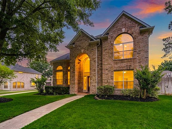 3rd image of 18 Arbor Bend Dr
