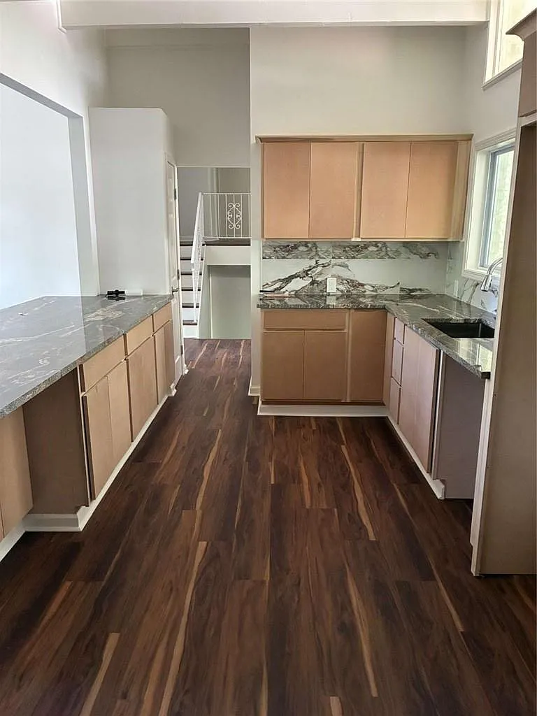 3 bed, 3.0 bath, 1394 sqft, $2,050 — Photo 3