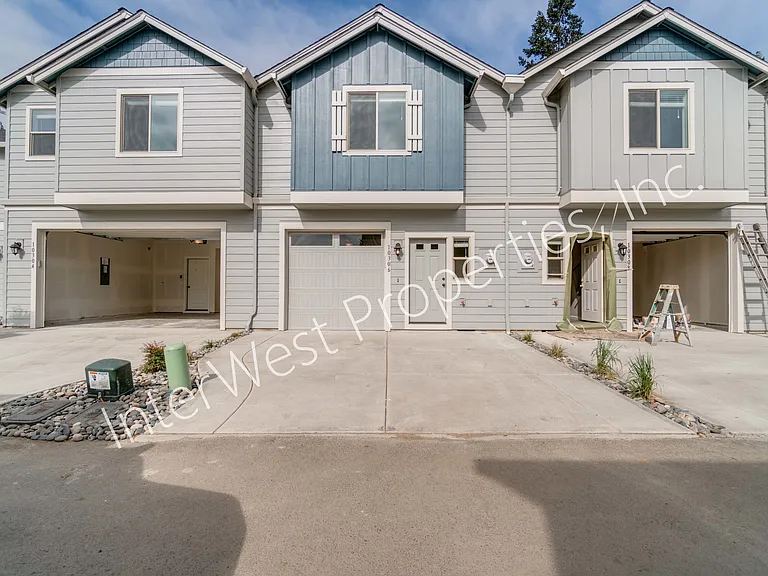 10404 NE 61st Cir — Photo 1