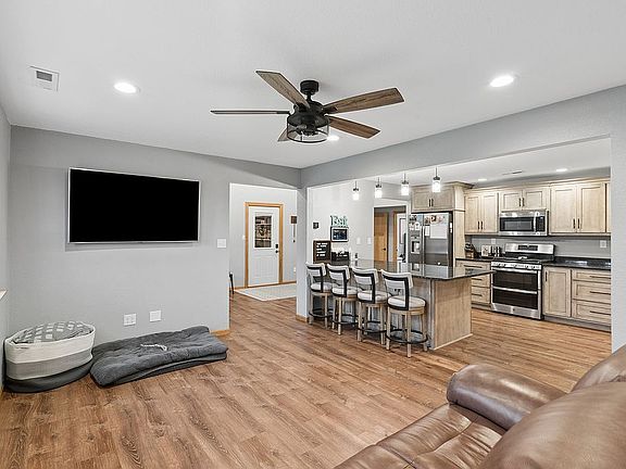 4th image of 840 Juniper Ave