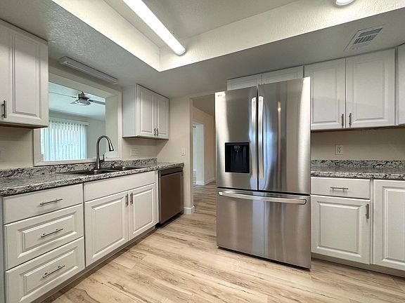 5th image of 102 Spanish Oak Ln