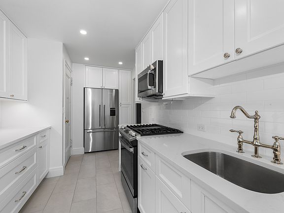 3rd image of 25 W 81st St #2B