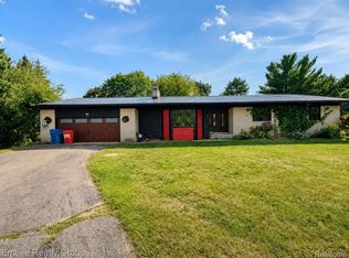 1486 Russ Roy Ct, White Lake, MI 48383