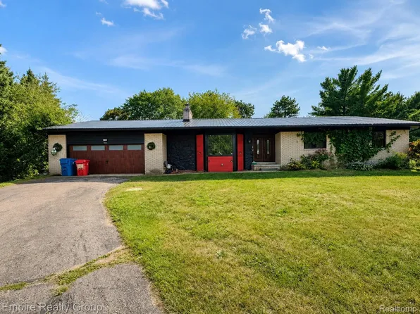 1486 Russ Roy Ct, White Lake, MI 48383