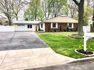 10 Whitmore Ln, Coram, NY 11727