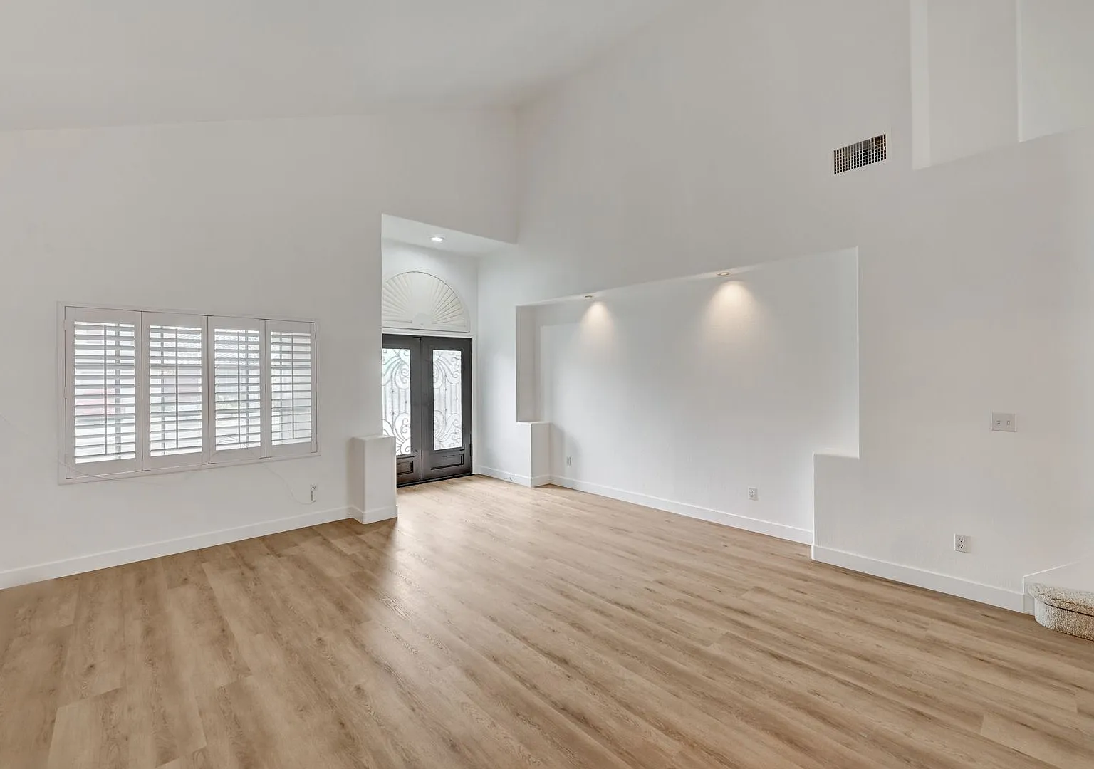 Spacious 5-Bedroom Retreat with Dual Fireplaces & Private Backyard Oasis near The Lakes! — Photo 4