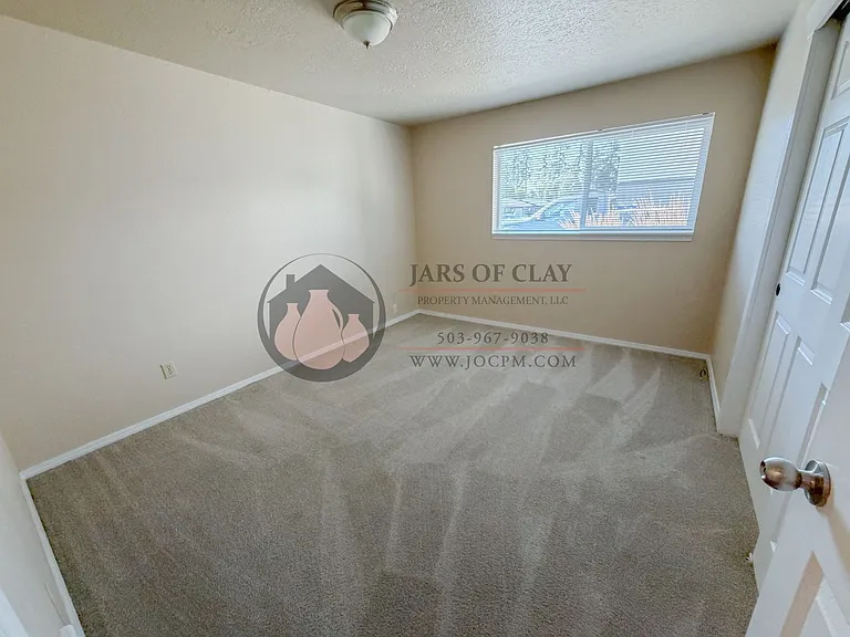 621-646 Plymouth Dr NE — Photo 15
