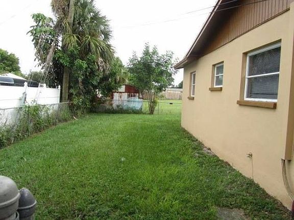 3rd image of 1842 Sherwood Forest Blvd