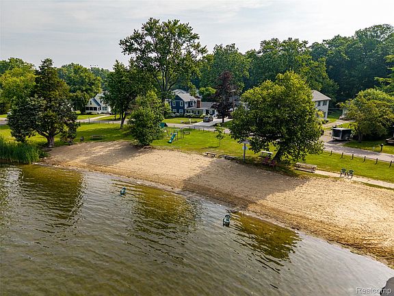 3rd image of 5 Lombardy Ct