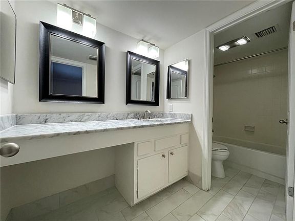 5th image of 138 Woodmere Sq NW