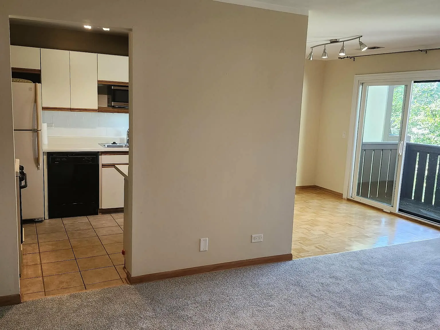 2 bed, 1100 sqft, $2,100 — Photo 2