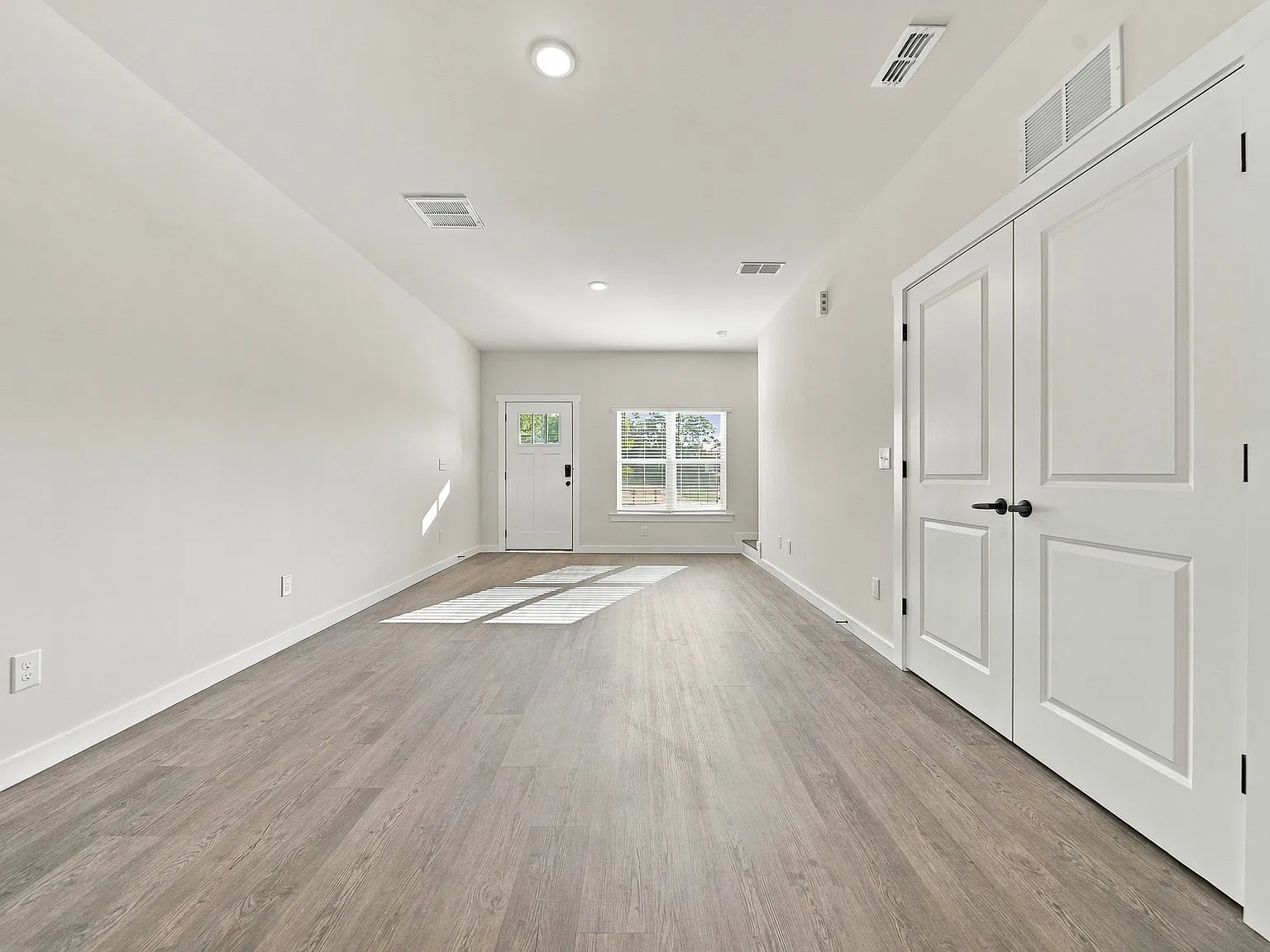 2 bed, 1.5 bath, 1092 sqft, $1,545 — Photo 2