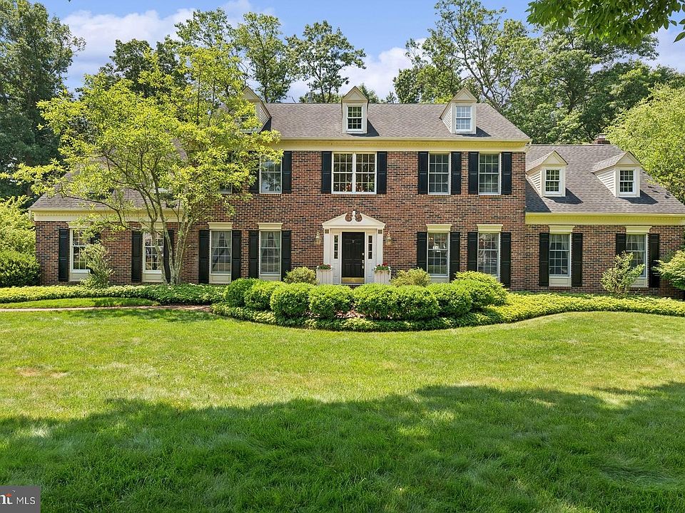 1st image of 28 Newport Dr