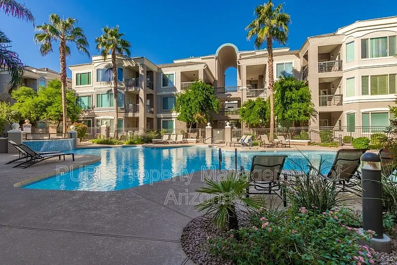 2 bed, 2.0 bath, 1082 sqft, $1,900 — Photo 2