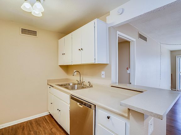 3rd image of 3828 N 32nd St Unit 219