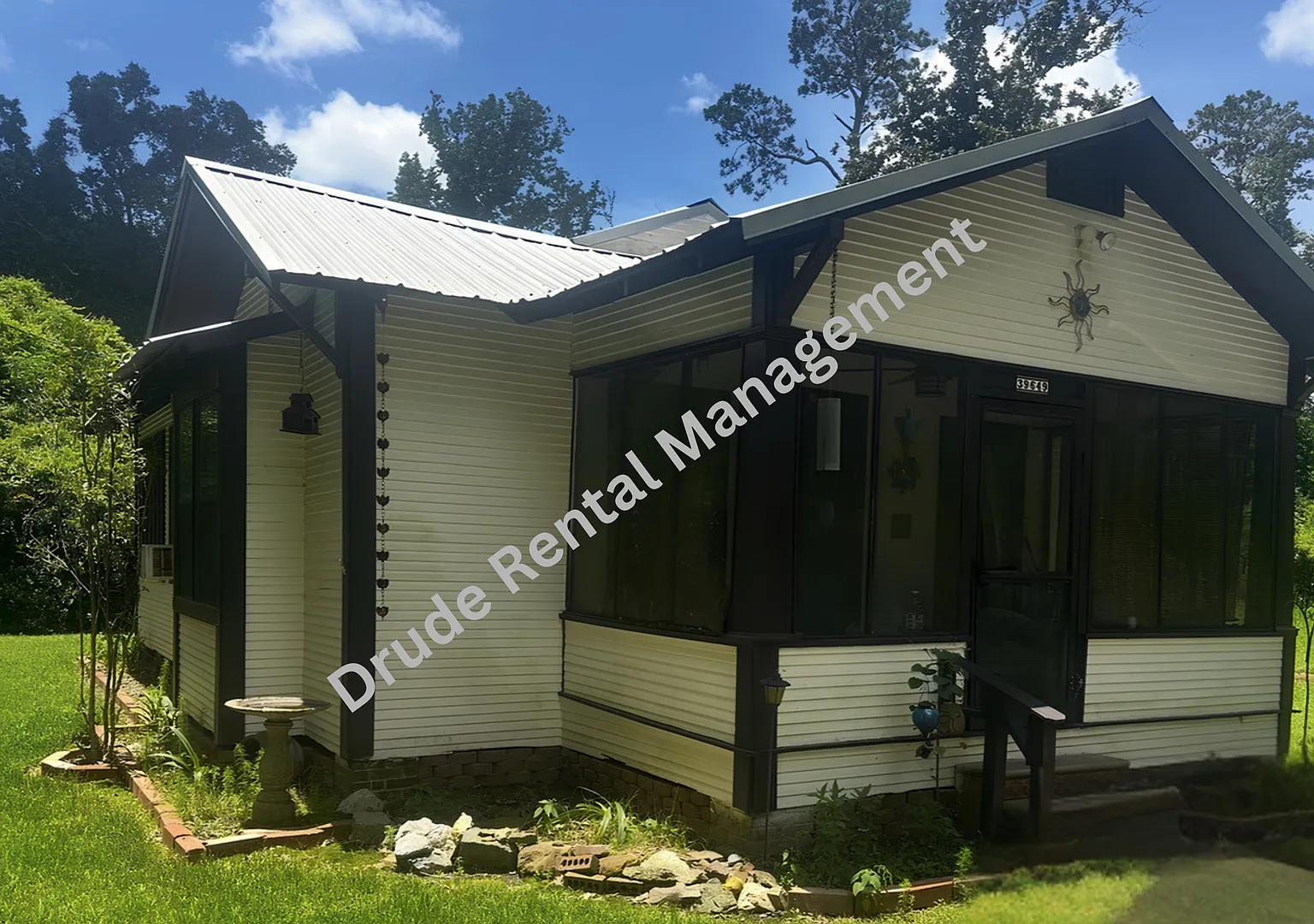 Unique Vintage Home — Photo 1